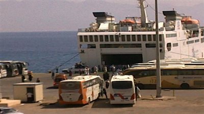 تداول 465 شاحنة بضائع و175 سيارة بموانىء البحر الاحمر