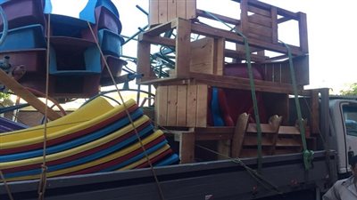 بالصور.. وصول ألعاب حديقة الملاهى لنادى طهطا