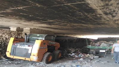 رفع مخلفات القمامة من نفق السور الأثرى بالبساتين
