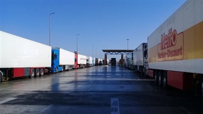 تداول 33 الف طن بضائع و140 سيارة بموانىء البحر الاحمر