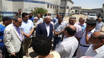 محافظ السويس يتفقد سوق المثلث النموذجي