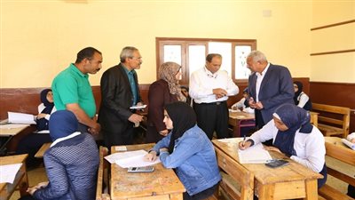 محافظ السويس يتفقد سير امتحانات الدبلومات الفنية