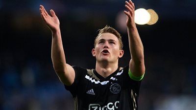 دي ليخت يفاجئ برشلونة ويصدم عمالقة إنجلترا