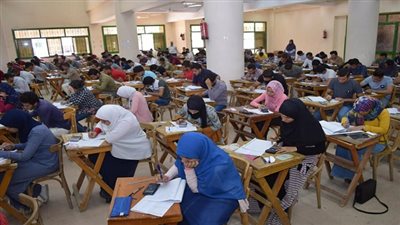 رئيس جامعة سوهاج يتفقد سير الامتحانات بالفصل الدراسى الثانى