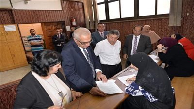 بالصور.. رئيس جامعة المنصورة يتفقد امتحانات الفصل الدراسى الثانى بكليات العلوم والهندسة والتربية 