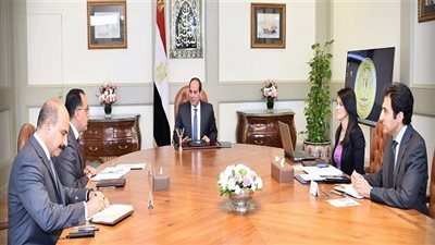 الرئيس السيسي يجتمع مع رئيس الوزراء ووزيرة السياحة