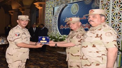 رئيس أركان حرب القوات المسلحة يشارك قوات الدفاع الجوى تناول الإفطار 