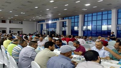  بالصور.. رئيس موانىء البحر الاحمر يشارك العاملين حفل افطار جماعى