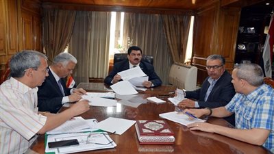 محافظ القليوبية يناقش مراحل الانتهاء من الخطة الاستثمارية للعام المالى 2018/2019