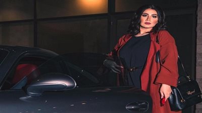 بالصور.. منى العنزي تقدم نصائح عن الموضة والأزياء وعالم السيارات في 
