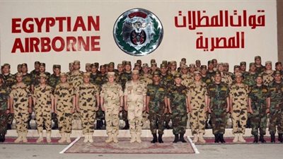 وزير الدفاع يلتقى مقاتلى القوات الخاصة من المظلات والصاعقة