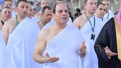 السيسي يؤدي مناسك العمرة