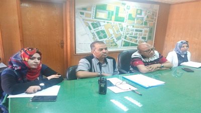 وكيل صحة السويس يناقش المعوقات التى تصطدم مع سير العمل بالمستشفي العام