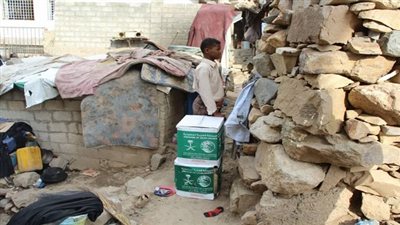 مركز الملك سلمان للإغاثة يوزع 140 سلة غذائية باليمن