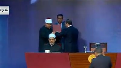وزير الأوقاف يهدي السيسي نسخة من القرآن الكريم باحتفالية ليلة القدر