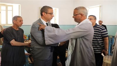  محافظ سوهاج يؤدي واجب العزاء لأسرة الشهيد عمار السيد فرغل