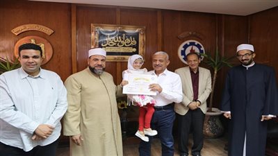 بالصور.. محافظ السويس يكرم حفظة القران الكريم بالمحافظة