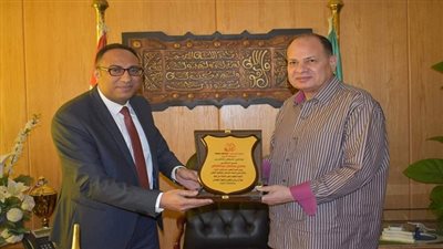 محافظ الفيوم يكرّم قسم الكبد والمناظير بالمستشفى العام لحصوله على الزمالة المصرية
