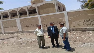 أبو عقيل يقوم بجولة مفاجئة على الطريق الغربى السريع لمدينة طما