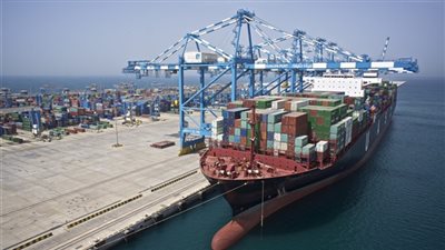 تداول 42 شاحنة و33 سيارة بموانىء البحر الاحمر