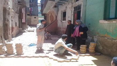 بدء أعمال تركيب بلاط أنترلوك بشارع السلخانه بمنطقة غرب الكوبري