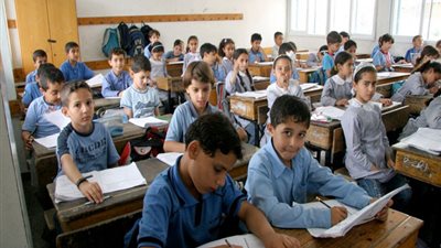 التعليم تحذر المعلمين من قيامهم بالتدريس بالفصول التى تتواجد بها انجالهم