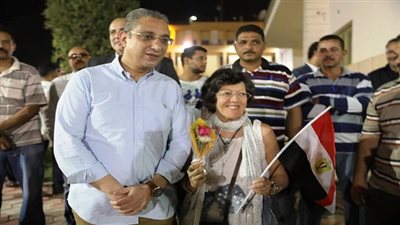 الأنصارى يستقبل 90 سائحا أجنبيا بالورود لتشجيع السياحة بسوهاج