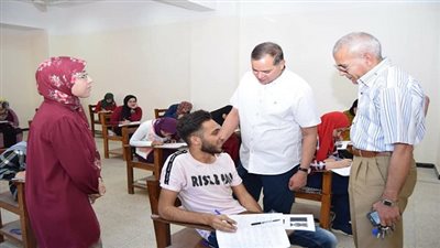 عزيز يتفقد سير الامتحانات بلجان آداب وآثار وتربية بجامعة سوهاج