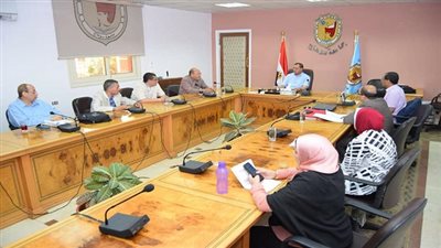 عزيز يناقش استعدادات اعتماد طب بشرى سوهاج