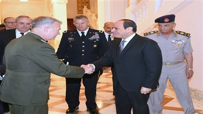 الرئيس السيسي يستقبل قائد القيادة المركزية الأمريكية