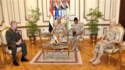 وزير الدفاع ورئيس الأركان يناقشان مجالات التعاون العسكرى مع قائد القيادة المركزية الأمريكية