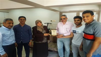 فريق الربوت الفائز فى امريكا يكرم مدير تعليم السويس وقيادات التعليم الفنى