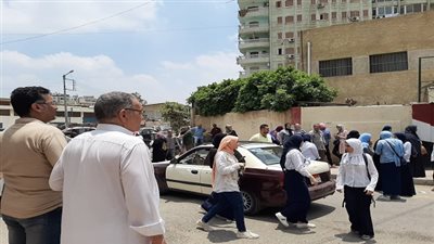 بالصور.. حالة ممتزجة من الفرح والقلق بين طلاب الثانوية العامة بعد امتحان اللغة الانجليزية بالدقهلية