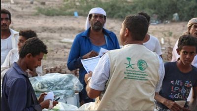 مركز الملك سلمان للإغاثة مواد إيوائية في عدن و200 طن تمور بجيبوتي