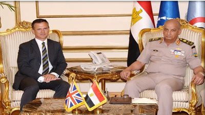 وزير الدفاع يناقش موضوعات التعاون العسكرى مع وزير الدولة للقوات المسلحة البريطانية