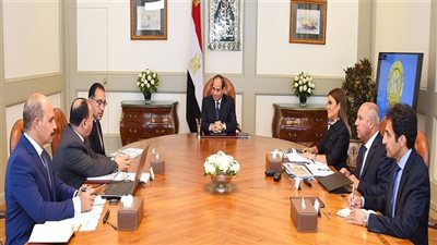 الرئيس السيسي يجتمع مع رئيس الوزراء ووزراء الاستثمار والمالية والنقل