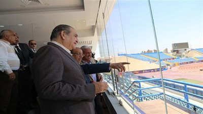  بالصور.. وزير التنمية المحلية يتفقد استاد السويس الرياضي