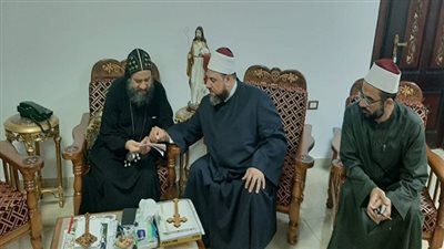 اسقف السويس يشترى 5 صكوك اضحية من الاوقاف