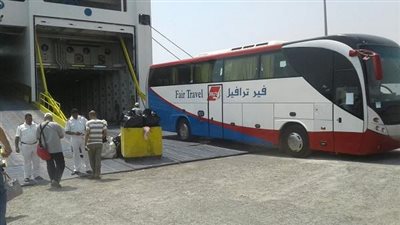 تداول 40 شاحنة بضائع و180 سيارة بموانىء البحر الاحمر