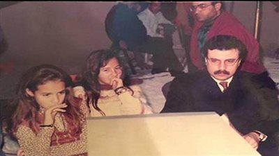 صورة نادرة لدنيا وايمي سمير غانم مع عمرو الليثي في اول بطولة لهما بفوازير سمير غانم ١٩٩٥ 