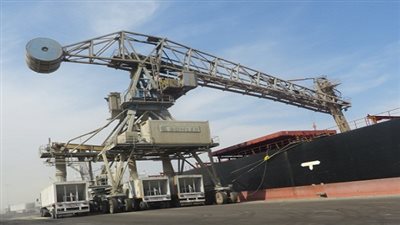 تداول 2355 طن ماسورة بترولية و173سيارة بموانىء البحر الاحمر