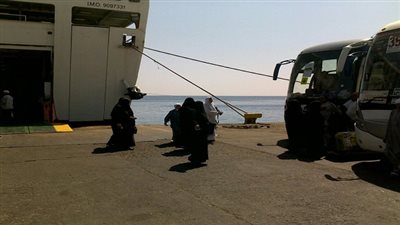 تداول 297 شاحنة بضائع و93 سيارة بموانىء البحر الاحمر