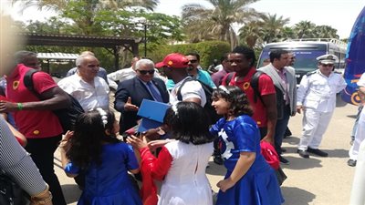  بالصور.. بالطبل والزمر السوايسة استقبلوا بعثة منتخب انجولا