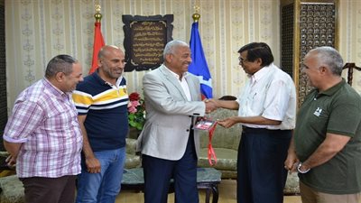 محافظ السويس يتسلم الـID  لحضور مباريات امم افريقيا