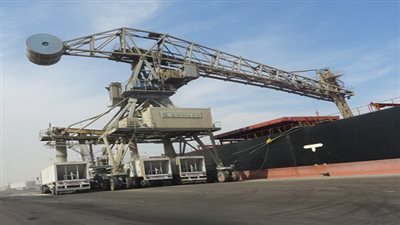 تداول 2300 طن مواسير بترولية و109 سيارة بموانىء البحر الاحمر