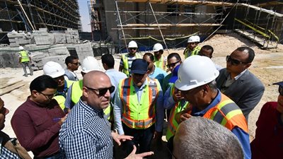 وزير الإسكان يختتم جولة بمدينة العلمين الجديدة بتفقد الجامعات والمدينة التراثية