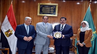 محافظ القليوبية يكرم السكرتير العام المساعد ويمنحه درع المحافظة