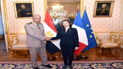 الفريق أول محمد زكى يعود الي القاهرة بعد زيارته لفرنسا