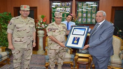 محافظ الدقهلية يكرم المستشار العسكري للمحافظة 