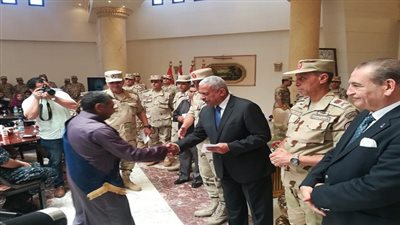 بالصور.. محافظ السويس وقائد الجيش  يشهدون الاحتفال بيوم الشهيد ويكرمون أسر الشهداء